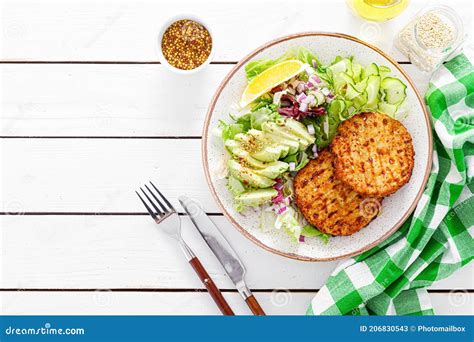 Plato Buddha Bowl Con Hamburguesas De Pollo A La Parrilla Pepinos