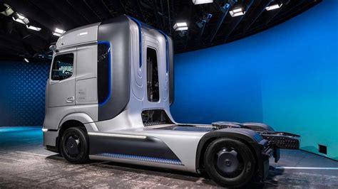 Daimler Presents Genh Hydrogen Fuel Cell Concept Truck