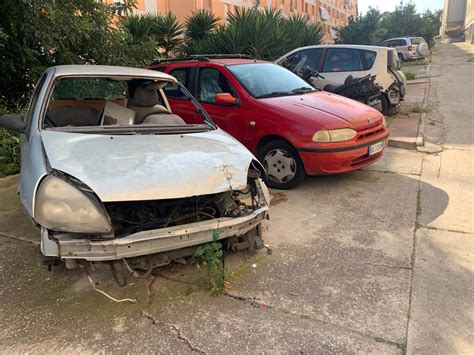 Emergenza Auto Abbandonate A Cagliari Carcasse Nelle Strade Da Sant