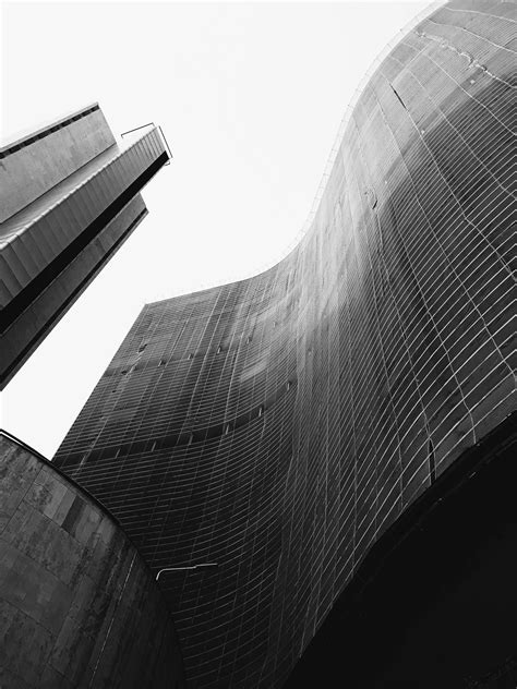 Gray Concrete Building · Free Stock Photo