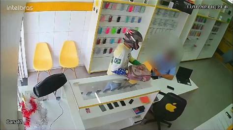 VÍDEO Bandido tenta roubar loja de celulares mas é colocado para fora