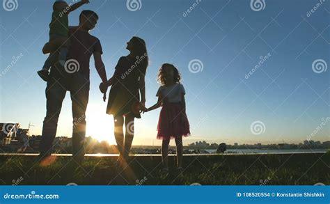 Porträt Der Glücklichen Familie Bei Sonnenuntergang Vater Mutter