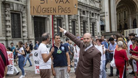 Covid No Green Pass Di Nuovo In Piazza Tra Mascherine Bruciate E Cori