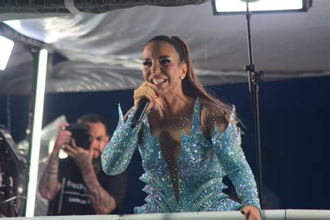 Ivete Sangalo Compra Isopor De Ambulante E Tranquiliza Mulher Relaxa