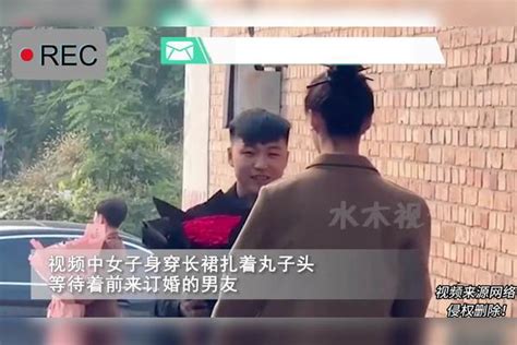 女子身穿长裙等男友来订婚，男友成熟稳重捧花出现，网友直呼羡慕