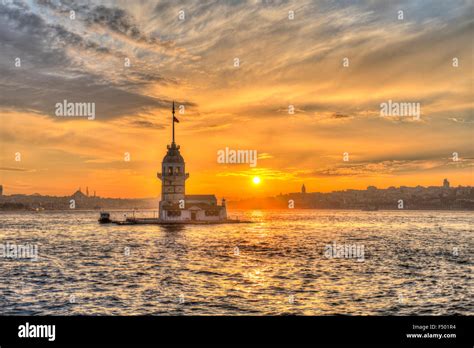 Faro la Torre de la doncella Kız Kulesi al atardecer la isla en el