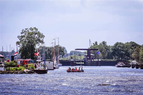 Boot Slaat Om Op Nijkerkernauw Brandweer Redt Opvarenden