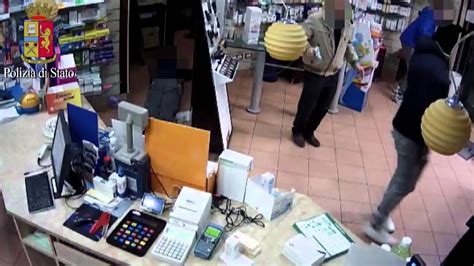 Foggia Malviventi In Azione In Farmacia Preso Cavaliere Youtube