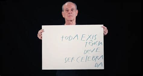 Símbolo de ousadia Ney Matogrosso posta nude por acidente no Instagram Pheeno