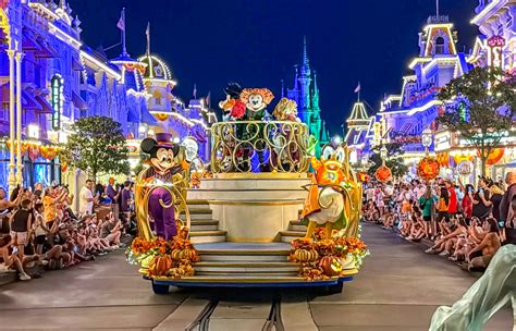 video  mickeys boo   halloween parade  disney