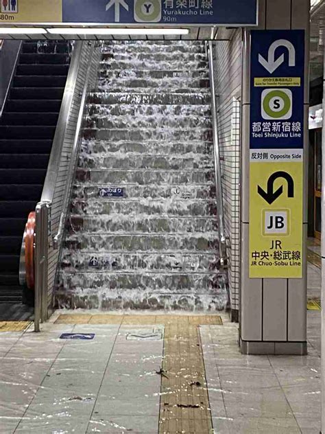 東京メトロ市ケ谷駅ゲリラ豪雨で水浸し Xで投稿された動画に駅沈むてまるで川のようとSOSの声 ガールズちゃんねる