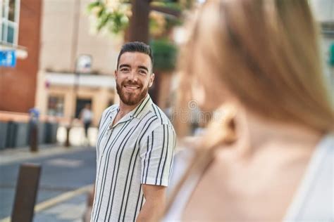 Pareja De Hombres Y Mujeres Sonriendo Confiados Parados Juntos En La