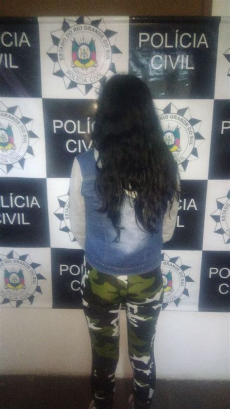 Mulher é presa pedras de crack dentro da fralda da filha em