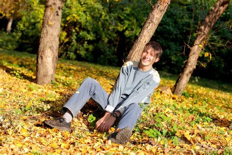 Adolescent En Stationnement Image Stock Image Du Mignon Couche