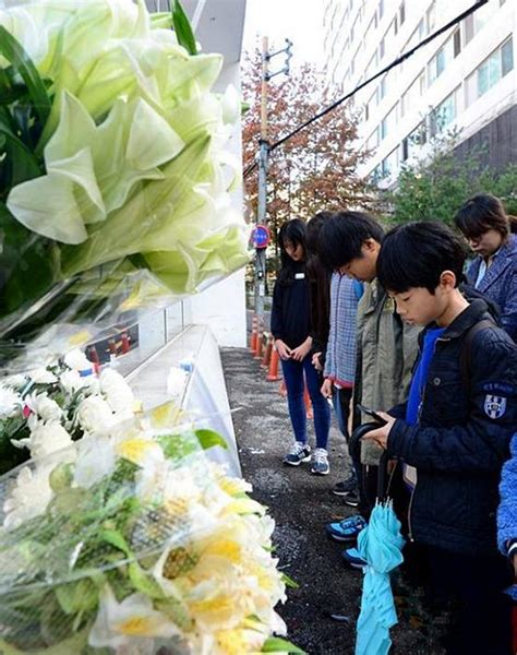 韩国民众赴法国大使馆献花祈福 悼念恐袭遇难者 搜狐新闻