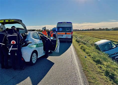 Incidente A Basiglio Auto Investe Ciclista E Finisce Nel Fosso 62enne