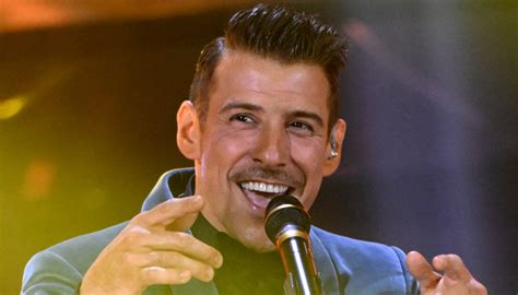 Chi è Francesco Gabbani da Sanremo alla conduzione su Rai1