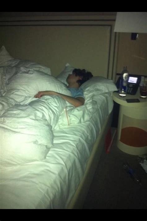 Awh Harry sleeping! Harry Styles Sleeping, Harry Styes, Pokerface, Boys ...