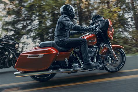 Harley Davidson Road Glide 2024 Sur La Route Imperfection Assumée