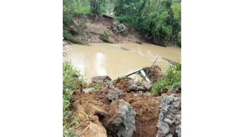 Diterjang Banjir Jembatan Penghubung Antardesa Di Trenggalek Putus