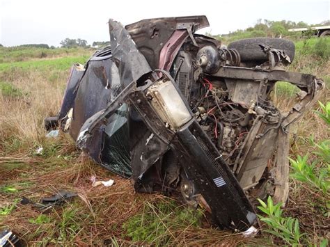 G1 Carro Sai Da Pista Capota E Motorista Sobrevive Em Estrada Do RS