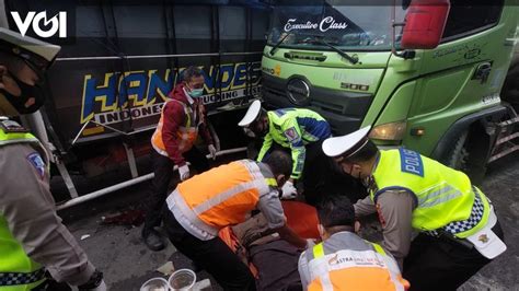 Tragis Sopir Hino Tewas Kesambar Truk Saat Sedang Ganti Ban Di Pinggir