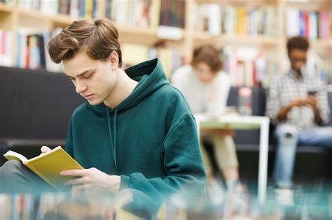 Estudiante Chico Leyendo Libro Foto Premium