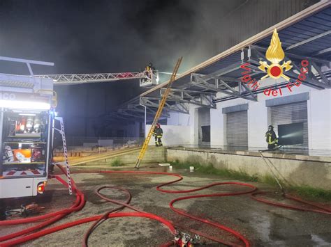 Incendio In Un Capannone Alle Porte Di Catanzaro Danneggiate Attivit