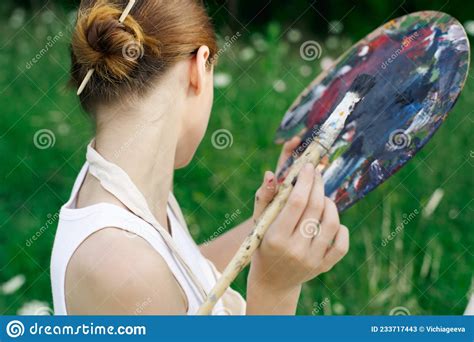 Mujer Vestida De Blanco Con Una Paleta De Pinturas En Dibujo De Arte Natural Imagen De Archivo