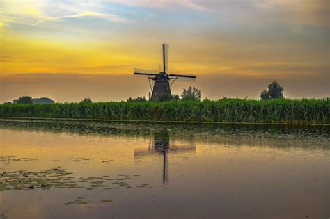 Antiguo molino de viento holandés al atardecer en kinderdijk países