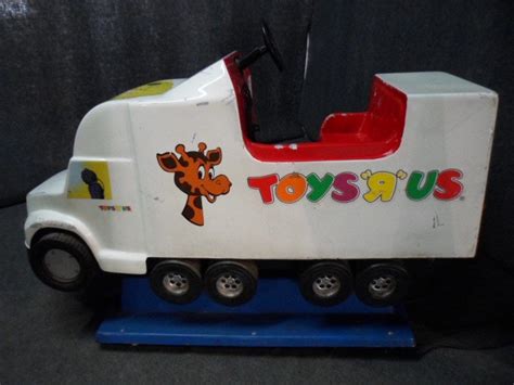 The Toys ‘R Us truck ride outside the stores : r/nostalgia