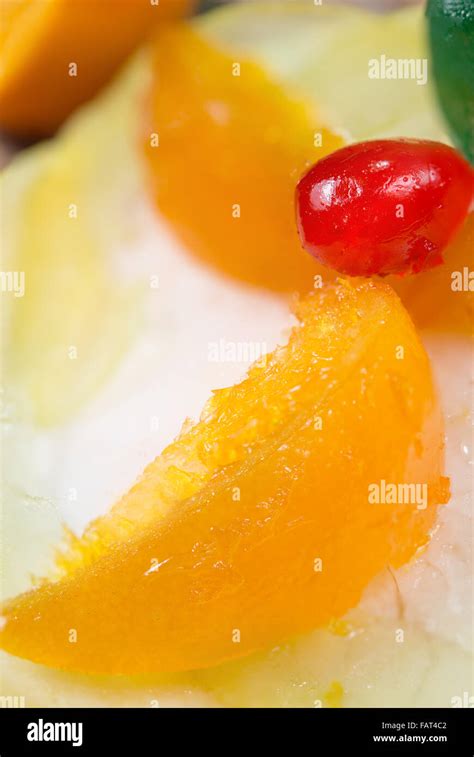 La cassata siciliana típica torta de ricotta y frutas confitadas