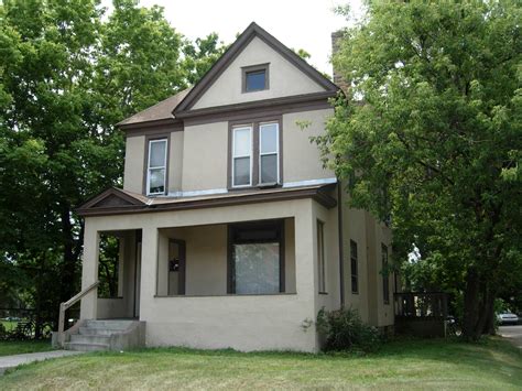 Raccoon Lodge | University of Minnesota Off-Campus Housing | Dinkytown