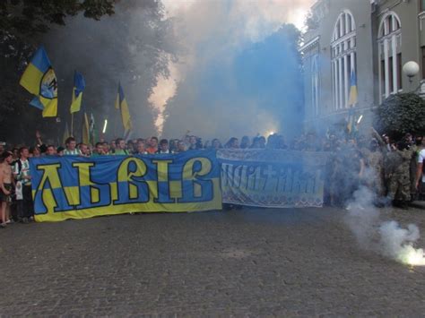 У Полтаві тисяча людей заспівали разом пісню про Путіна відео Фото