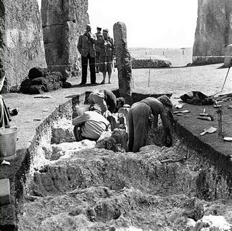 Stonehenge Being Built In Stonehenge Stonehenge History