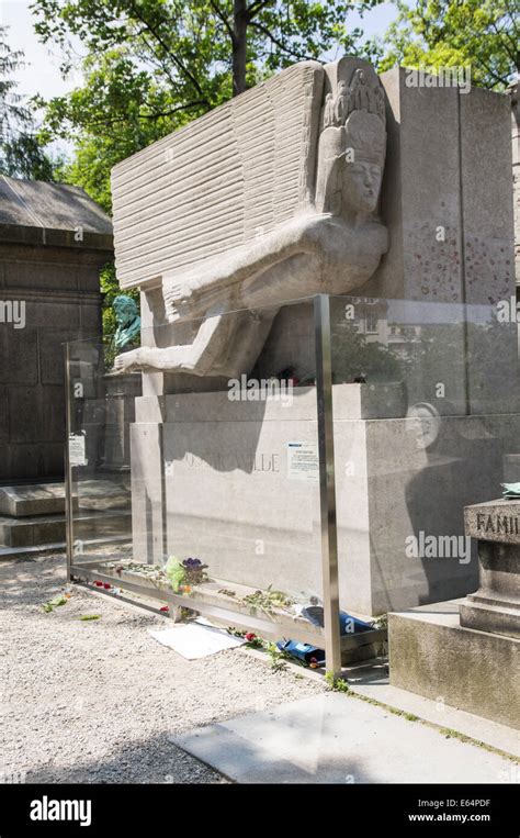 Tumba monumento escultura estatua de Oscar Wilde en el cementerio Père