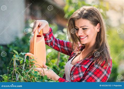 El Cultivar Un Huerto Hermoso De La Mujer Joven Foto De Archivo