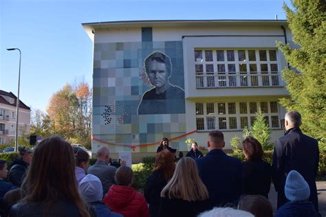 Tychy Mural Marii Skłodowskiej Curie odsłonięty na 65 lecie szkoły im