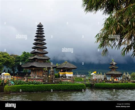 Pura Ulun Danu Bratan Wassertempel In Bali Stock Photo Alamy