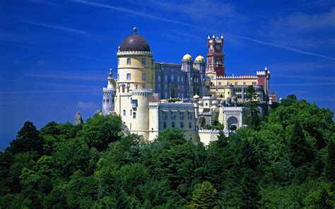 Majestic Castle: HD Wallpaper for Stunning Man-Made Beauty