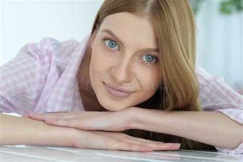 Mujer Joven Con Los Ojos Azules Profundos Imagen De Archivo Imagen De