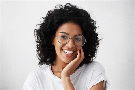 Retrato De Close Up De Mulher Afro Americana Cabelo Escuro