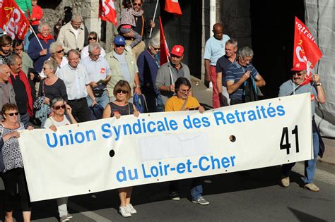 Élèves travailleurs et retraités défilent dans les rues de Blois