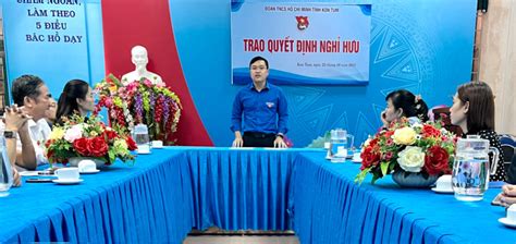 Trao quyết định nghỉ hưu đối với đồng chí Phạm Văn Thắm Phó giám đốc