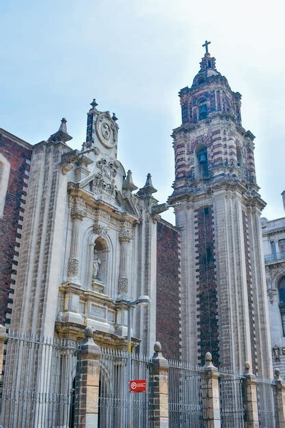 Un Gran Edificio Con Una Torre De Reloj Y Un Gran Reloj En La Parte