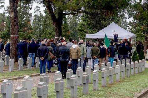 Omaggio ai caduti di Salò al Campo X bandiere tricolore ma nessun