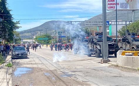 Polic As Y Pobladores Se Enfrentan En La Carretera Chilpancingo