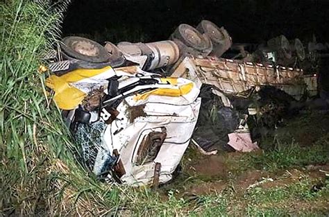 Carreta Sai Da Pista E Tomba Em Nova Mutum Só Notícias