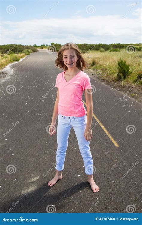 Une Adolescente Voyage Nu Pieds Sur Une Route Vide Photo Stock Image