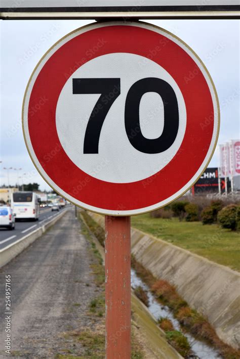 Panneau vitesse limitée à 70 km h Stock Photo Adobe Stock